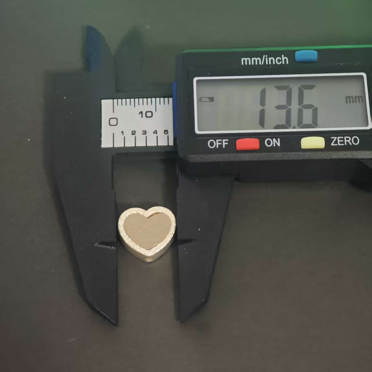 z022 4個  装飾品