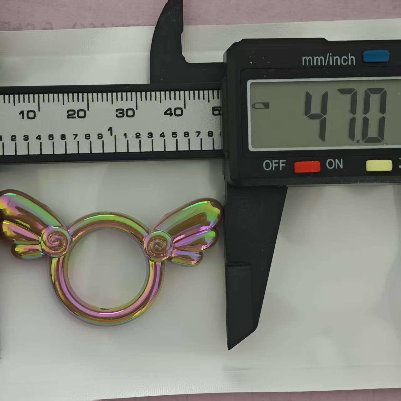 Z035 【16 個】47mm/25.2mm アクリルビーズ（リボン＆羽根型）
